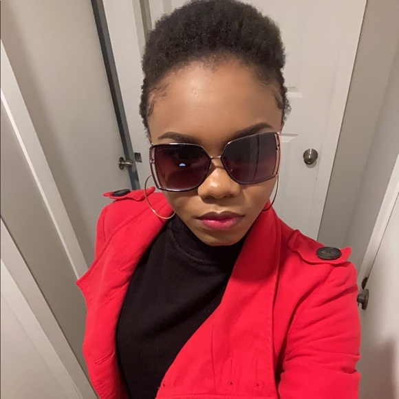 Meet your Posher, Cynthia - Picture 1 of 1